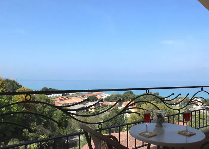 מלון Blu Tropical זמברונה